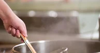 武汉特色美食热干面三鲜豆皮视频的预览图